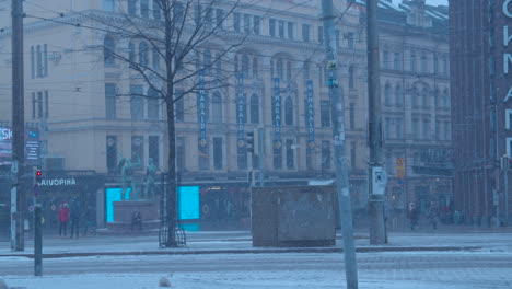 Calle-Central-De-Una-Gran-Ciudad-En-Un-Día-De-Invierno-Frío-Y-Nevado