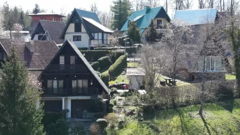 An-Einem-Sonnigen-Frühlingstag-In-Der-Kroatischen-Landschaft-Mit-Einer-Drohne-Um-Das-Malerische-Alpendorf-Kreisen