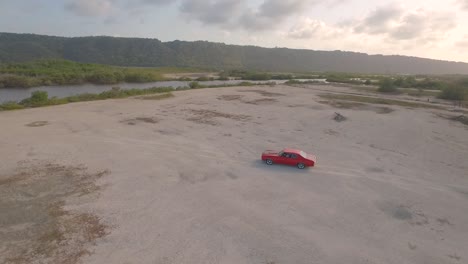 Desde-La-Vista-Superior-De-Un-Viejo-Muscle-Car-Americano-En-Un-Desierto-Durante-La-Hora-Dorada