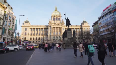 Statische-Ansicht-Des-Wenzelsplatzes-In-Prag,-Menschenmassen-Unter-Der-Wenzelsstatue,-Frühling-In-Der-Tschechischen-Republik