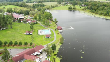 Luxuriöse,-Moderne-Villa-An-Der-Seeküste-Mit-Drohnenansicht-Von-Oben-Nach-Unten