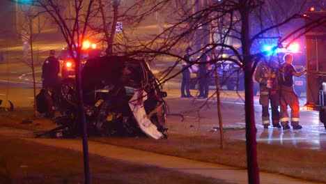 Bomberos-De-Pie-Cerca-De-Un-Accidente-Automovilístico-Durante-La-Noche-En-Una-Calle-De-Toronto,-Canadá