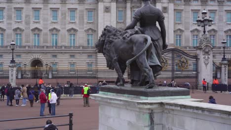 Buckingham-Palace-wide-shot-of-mourners-gathered-for-the-death-of-Prince-Philip,-Duke-of-Edinburgh,-Saturday-April-10th,-2021---London-UK