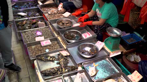 Gente-Comprando-Y-Vendiendo-En-Un-Auténtico-Mercado-De-Pescados-Y-Mariscos-En-Hong-Kong-China