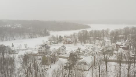 Amplia-Vista-Aérea-De-Establecimiento-De-La-Ciudad-De-Monson-En-Invierno-Whiteout