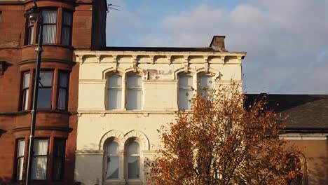 Eine-Nahaufnahme-Von-Drei-Verschiedenen-Architekturstilen-An-Der-Hauptstraße-Von-Rutherglen