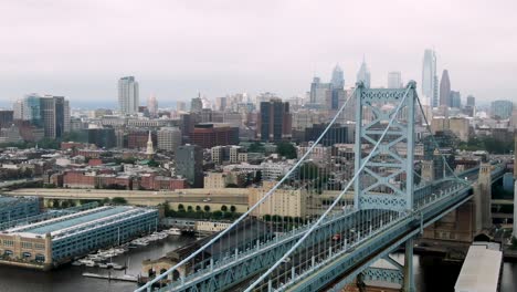 Hermosa-Antena-Push-in-Del-Horizonte-De-Filadelfia-Que-Establece-Una-Toma-En-El-Puente-Benjamin-Franklin-En-Filadelfia,-Día-De-Verano-Lluvioso-Y-Nublado