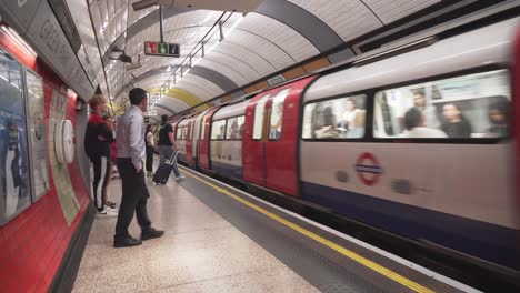 Londoner-U-Bahn-Fährt-In-Die-U-Bahn-Ein,-Menschen-Steigen-Ein-Und-Aus