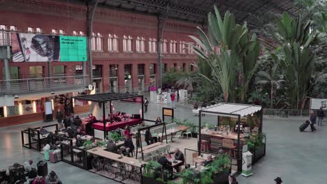 Vista-Interior-De-La-Estación-De-Tren-De-Madrid-Atocha.-Mano