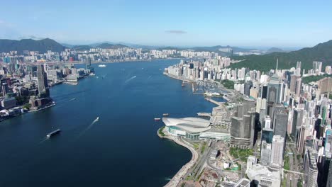 Edificio-Del-Famoso-Centro-De-Convenciones-Y-Exposiciones-De-Hong-Kong-En-El-Puerto-De-Victoria,-Vista-Aérea