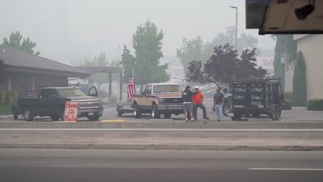 Voluntarios-Ofrecen-Ayuda-De-Evacuación-En-Un-Pequeño-Pueblo,-Creek-Fire,-California