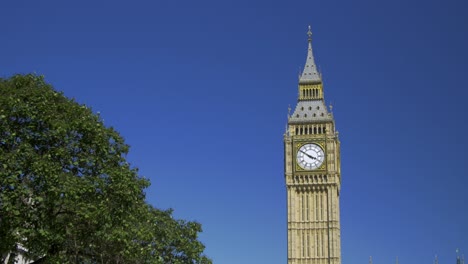 Big-Ben-Mit-Blauem-Himmel,-Weitwinkelaufnahme