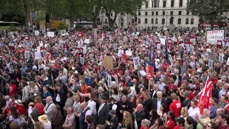 Miles-De-Personas-Se-Reúnen-Y-Sostienen-Varios-Carteles-En-La-Plaza-Del-Parlamento-En-Una-Manifestación-En-Apoyo-Del-Líder-Del-Partido-Laborista-Jeremy-Corbyn