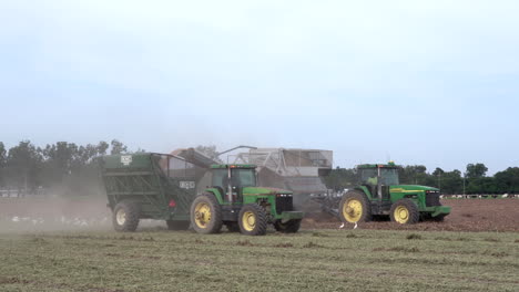 Olar,-South-Carolina---September-16,-2020:-Dumping-a-loaded-basket-cart-of-peanuts-unto-a-tractor-trailer-in-the-peanut-field-in-South-Carolina