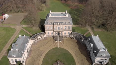 Revelación-Aérea-Del-Clásico-Castillo-Barroco-Moated-Huis-De-Voorst-En-Eefde-En-Un-Día-Soleado-Con-El-Parque-Circundante