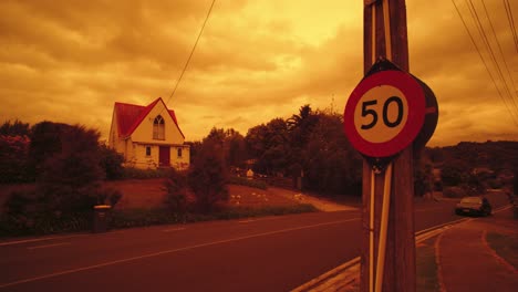 Nubes-Rojas-Durante-El-Incendio-Forestal-Australiano-Por-La-Iglesia-De-St-Cuthberts-En-Kaukapakapa,-Nz