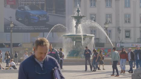 Una-Vista-De-La-Vibrante-Y-Colorida-Fuente-De-La-Plaza-De-La-Ciudad-En-La-Plaza-Rossio,-Lisboa,-Portugal