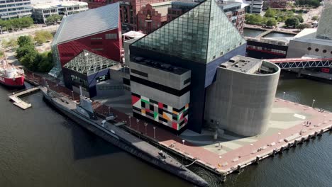 Acuario-Nacional-En-Puerto-Interior,-Submarino-Uss-Torsk,-Baltimore,-Md-Visto-Desde-Un-Dron,-Vista-Aérea-En-órbita