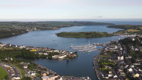 Sommerabend-über-Der-Stadt-Kinsale-In-Der-Grafschaft-Cork-In-Irland