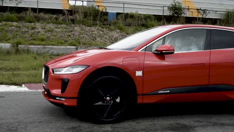 Coche-Jaguar-Paso-Naranja-Frente-En-La-Carretera