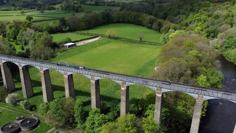 Luftaufnahme,-Die-Einem-Schmalen-Boot-Auf-Dem-Trevor-Becken-Folgt-Und-Das-Pontcysyllte-Aquädukt-In-Der-Landschaft-Des-Walisischen-Tals-überquert