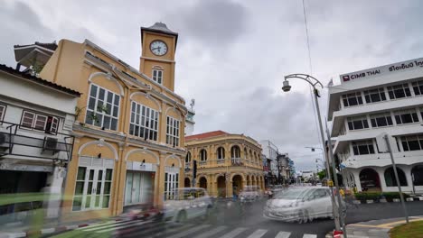 Zeitraffer-Landschaftsansicht-Der-Altstadt-Von-Phuket-Im-Sommer-Bei-Sonnenuntergang-Tagsüber-Mit-Wunderschönem-Gebäude