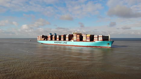 Buque-Portacontenedores-Gigante-Marstal-Maersk-Medio-Cargado-Navegando-En-El-Mar-Del-Norte-Hacia-El-Puerto-De-Rotterdam-Mientras-Las-Gaviotas-Vuelan-A-Su-Alrededor