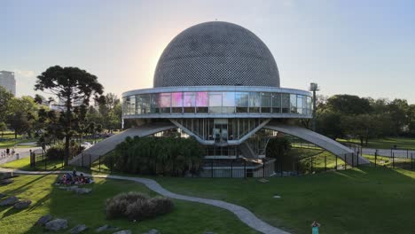 Panorámica-Aérea-A-La-Derecha-Del-Planetario-Galileo-Galilei-En-Los-Bosques-De-Palermo-A-La-Hora-Dorada,-Buenos-Aires