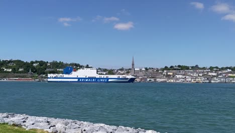 Barco-De-La-Línea-Grimaldi-Pasando-Cobh,-Irlanda-En-Hiperlapso