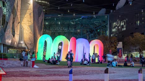 Weitwinkelaufnahme-Im-Zeitraffer-Von-Sky-Castle-Aufblasbare-Interaktive-LED-Licht-Regenbogenbögen-Von-Eness-Während-Weihnachten-2020-Am-Federation-Square-In-Melbourne,-Victoria,-Australien