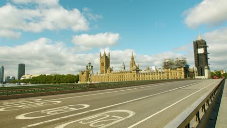 Lockdown-In-London,-Radfahrer-Zeigt-Daumen-Hoch-Auf-Der-Westminster-Bridge-Mit-Den-Parlamentsgebäuden-Im-Sommersonnenlicht,-Während-Der-Covid-19-Pandemie-2020