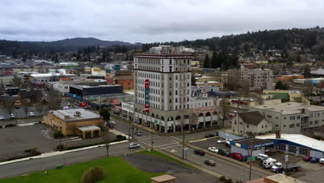 Tráfico-Alrededor-Del-Apartamento-Del-Edificio-Tioga-En-Coos-Bay,-Oregon-Con-Cielo-Nublado