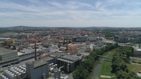 Vista-Aérea-Escénica-De-La-Zona-Industrial-En-Pilsen-En-La-República-Checa,-Drone-Volando-Hacia-Adelante,-Día