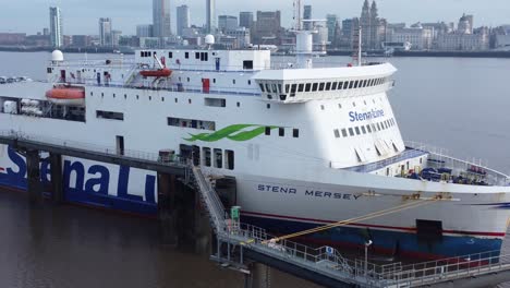 Stena-Line-Buque-De-Carga-Buque-De-Carga-Envío-De-Carga-Desde-La-Terminal-De-Wirral-Vista-Aérea-De-Liverpool-Retirar-La-Ciudad-Revelar