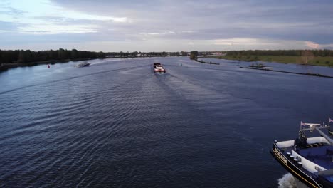 Buque-Portacontenedores-De-Excelsior-Shipping-Viaja-Río-Abajo-En-Barendrecht,-Holanda-Del-Sur