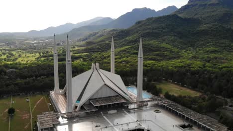 Vista-Aérea-De-Faisal-Masjid-En-Las-Estribaciones-De-Las-Colinas-De-Margalla