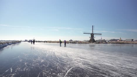 Patinadores-Sobre-Hielo-En-Canal-Congelado-En-Invierno-De-Holanda