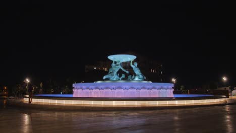 La-Fuente-Del-Tritón-Iluminada-Por-La-Noche-En-Valletta,-Malta,-Famoso-Monumento-De-La-Ciudad-Y-Atracción-Turística