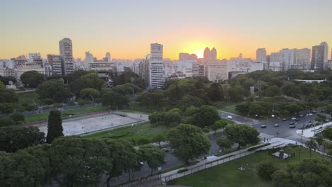 Dolly-Aus-Den-Gebäuden-Des-Recoleta-Viertels,-Der-Die-Stahlskulptur-„Floralis-Generica“-Zur-Goldenen-Stunde-In-Buenos-Aires-Enthüllt