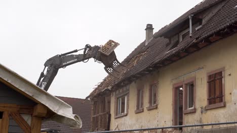 El-Brazo-De-La-Excavadora-Destruye-El-Techo-Del-Edificio-Antiguo