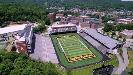 Revelación-Aérea-Estadio-Kidd-Brewer-Universidad-Estatal-De-Los-Apalaches-Boone-Nc,-Boone-Carolina-Del-Norte