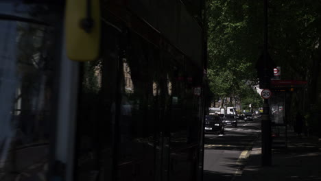 Roter-Routemaster-3-Bus,-Der-Auf-Der-Millbank-Road-In-London-Vorbeifährt