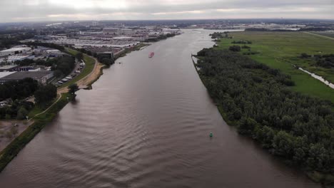 Antena-Sobre-El-Río-Con-Trivor-Cisterna-Interior-En-La-Distancia-En-Holanda