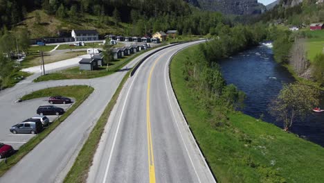 Automóviles-Circulando-Por-La-Carretera-E16---Tvindefossen-Camping-En-Voss-En-Segundo-Plano.