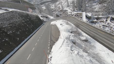 Hochgeschwindigkeitskurven,-Während-Ein-Ferrari-Auf-Einer-Verschneiten-Bergstraße-Kurven-Fährt