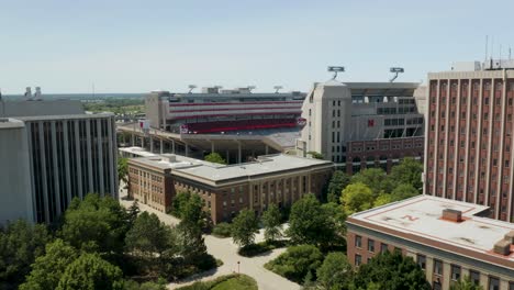 Langsame-Luftaufnahme-Des-Fußballstadions-Der-University-Of-Nebraska