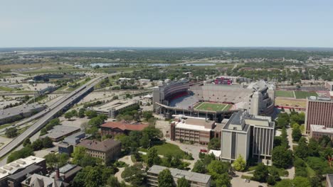 Toma-Aérea-Del-Estadio-Conmemorativo-De-Los-Huskers-De-Nebraska