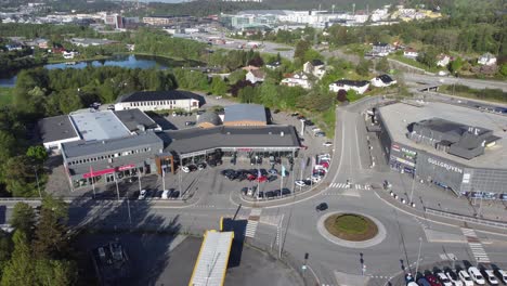 Bertel-O-Steen-Mercedes-Autohändler-Asane-Bergen-–-Luftaufnahme-Des-Firmengebäudes-Mit-Logo-–-Sommermorgen-Mit-Verkehr-Draußen