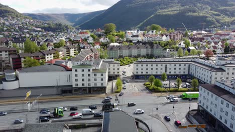 Tráfico-En-La-Concurrida-Intersección-De-Carreteras-Danmarksplass-En-La-Ciudad-De-Bergen---Antena-De-Noruega