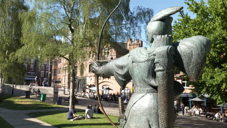 Robin-Hood-Statue-In-Der-Stadt-Nottingham,-Berühmte-Legende-Aus-Der-Geschichte